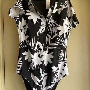 Cupshe Monochrome Floral Zip Swimsuit